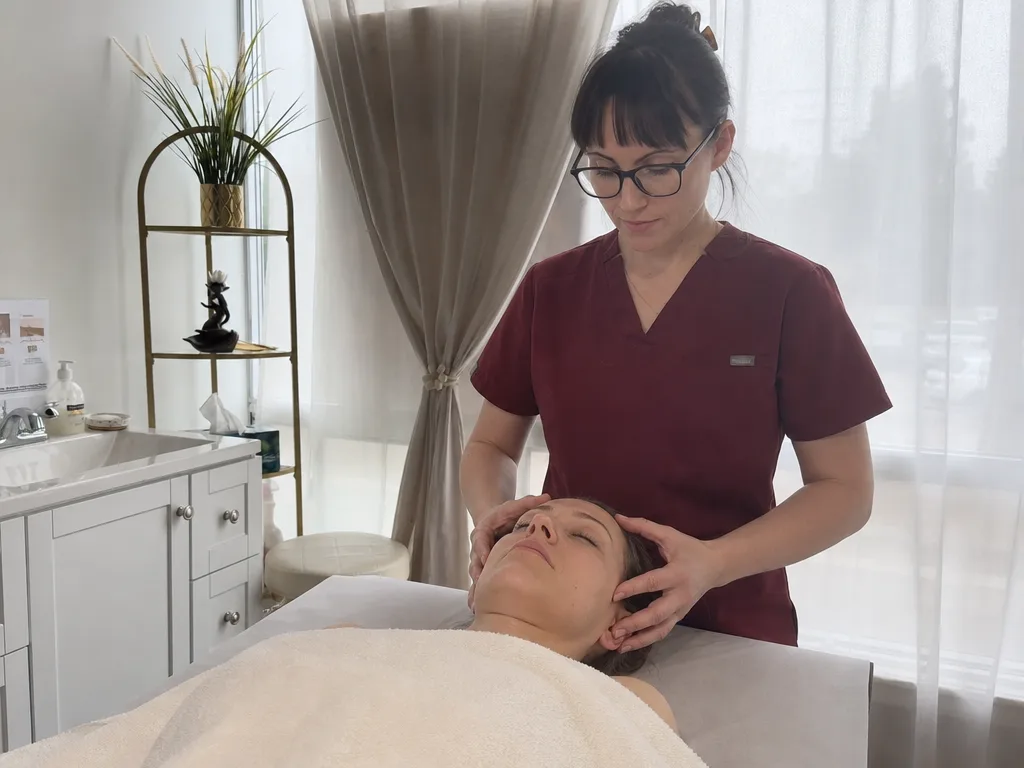 Manual treatment of facial and jaw tension